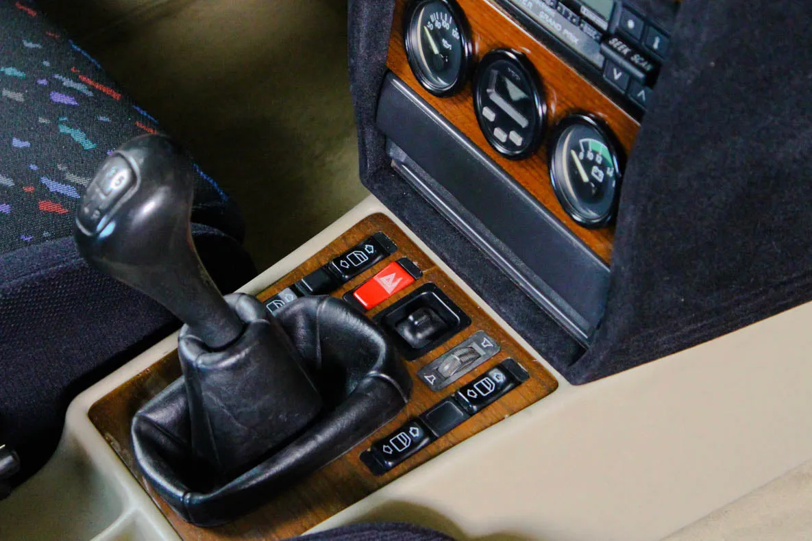 Gearshift surround - Carbon fiber trim