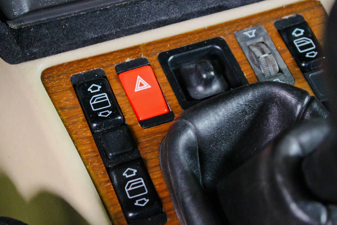 Gearshift surround - Carbon fiber trim