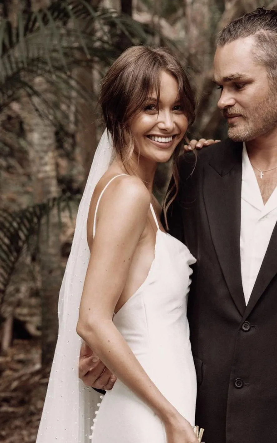 Sweetheart Sheath Satin Simple Wedding Dress Sleeveless With Court Train-716590